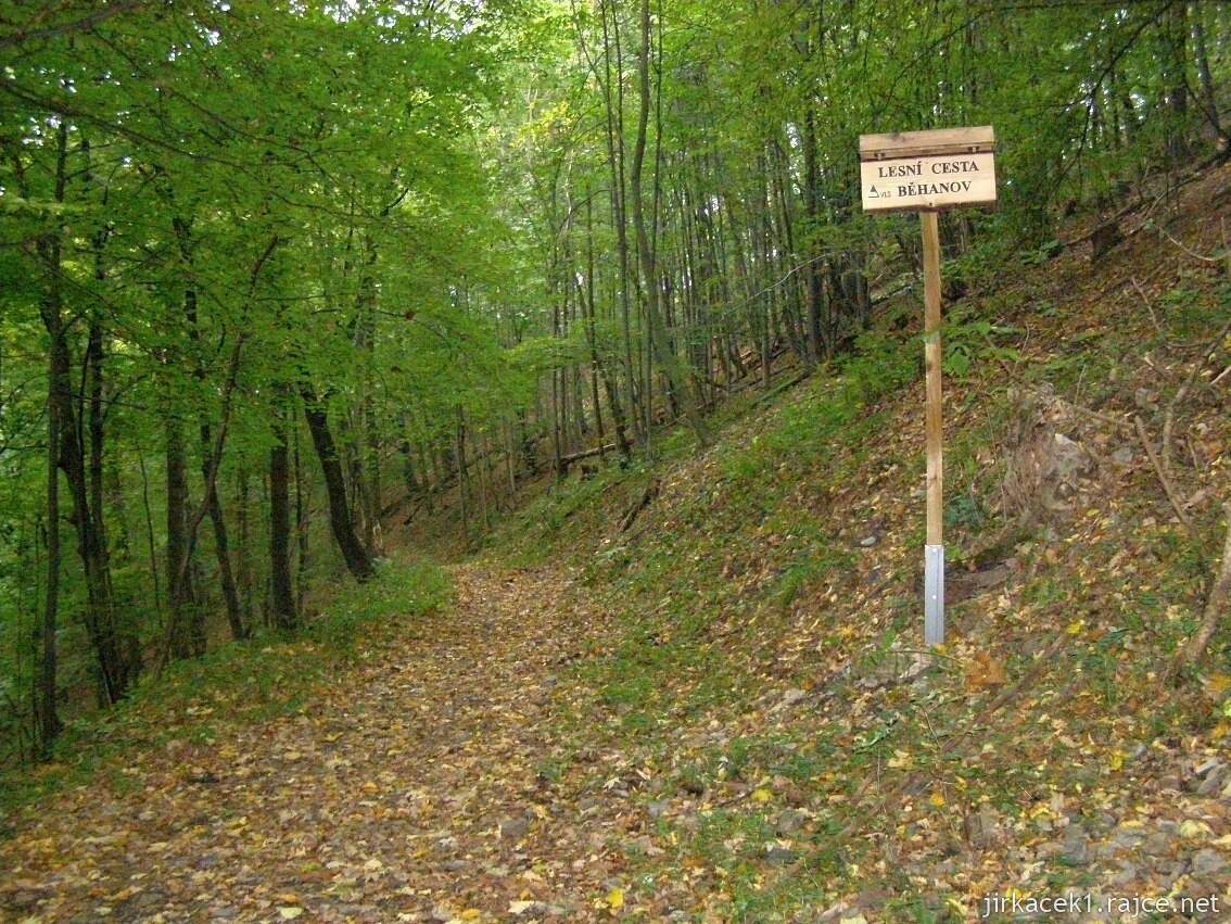Podhoří - cesta na hrad Drahotuš