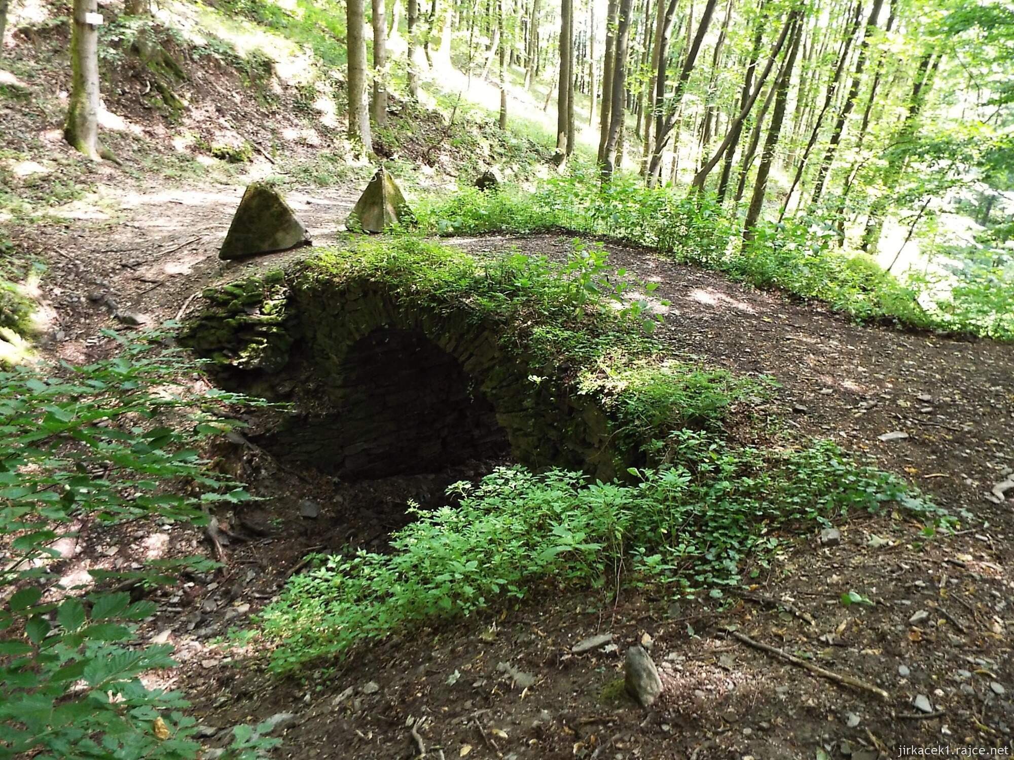 G - okolo Juřacky 28 - kamenný most pod hradem