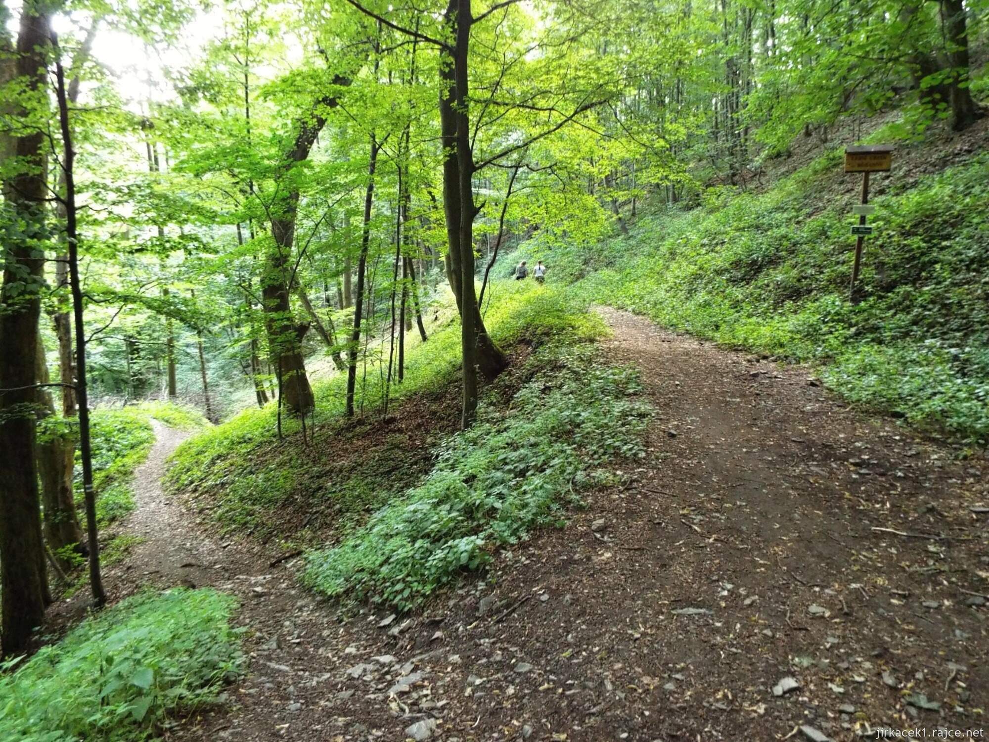 G - okolo Juřacky 34 - rozcestí u mostu - jdeme vpravo na hrad