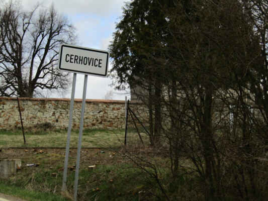 Cerhovice jsou městys, který se nachází v okrese Beroun ve Středočeském kraji, zhruba 5 km severozápadně od Hořovic.  Žije zde přibližně 1 200 obyvatel.