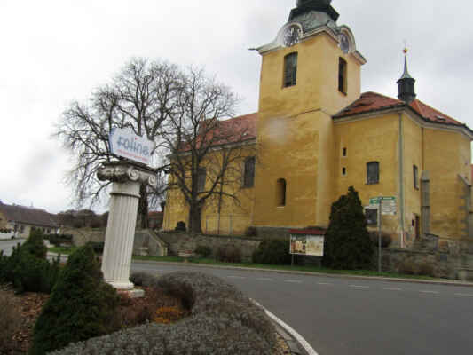 Pozdně gotický kostel sv. Martina z 15. stol. Následně byl barokně přestavěn po r. 1730.