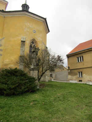 U kostela sv. Martina najdete rokokovou sochu sv. Jana Nepomuckého z r. 1788.