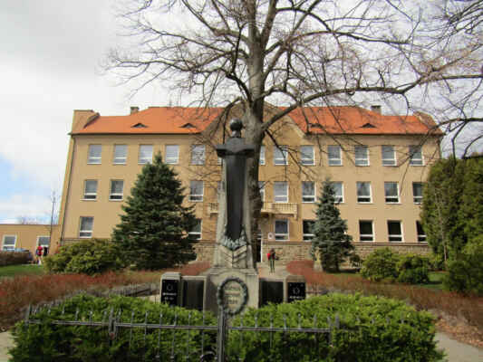 Pomník obětem 1. světové války a budova ZŠ a MŠ
