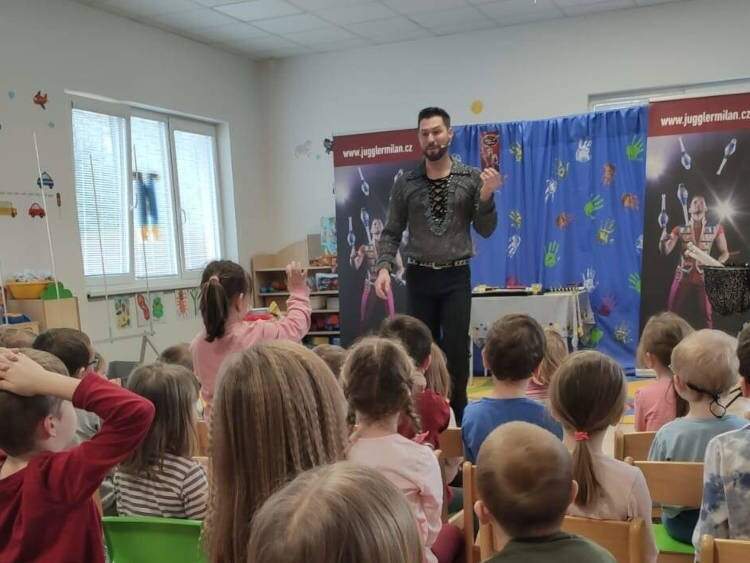 Vystoupení žongléra v MŠ