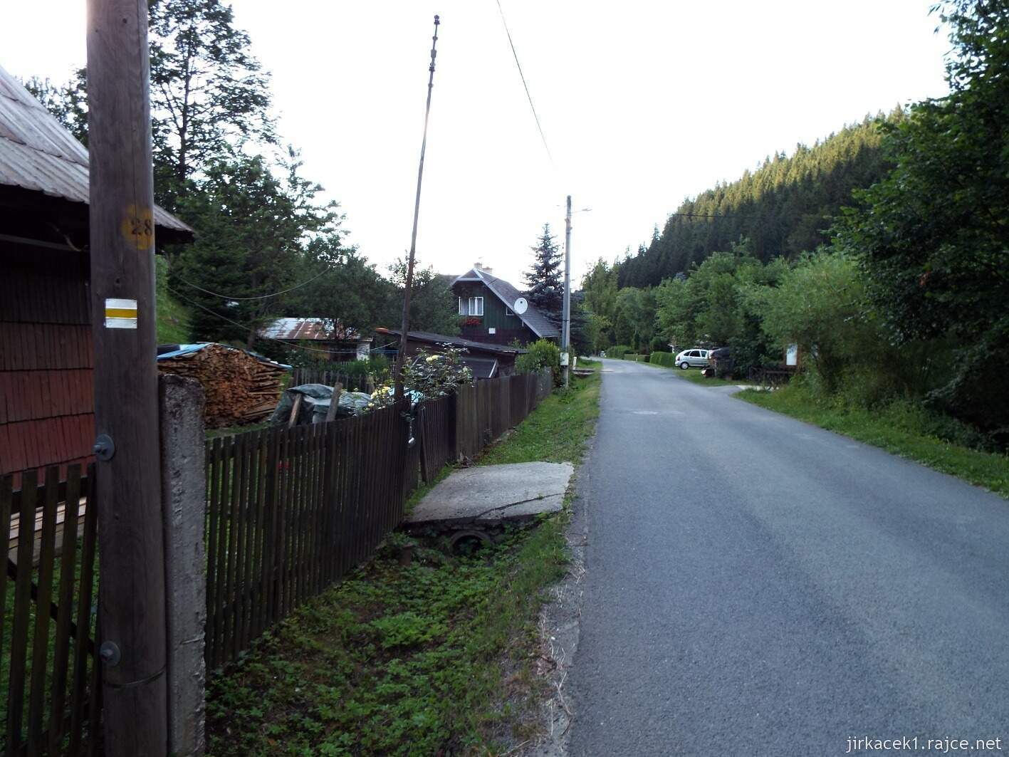 029 - cesta na Javorníček 02 - po žluté mezi domy v údolí Pluskovec