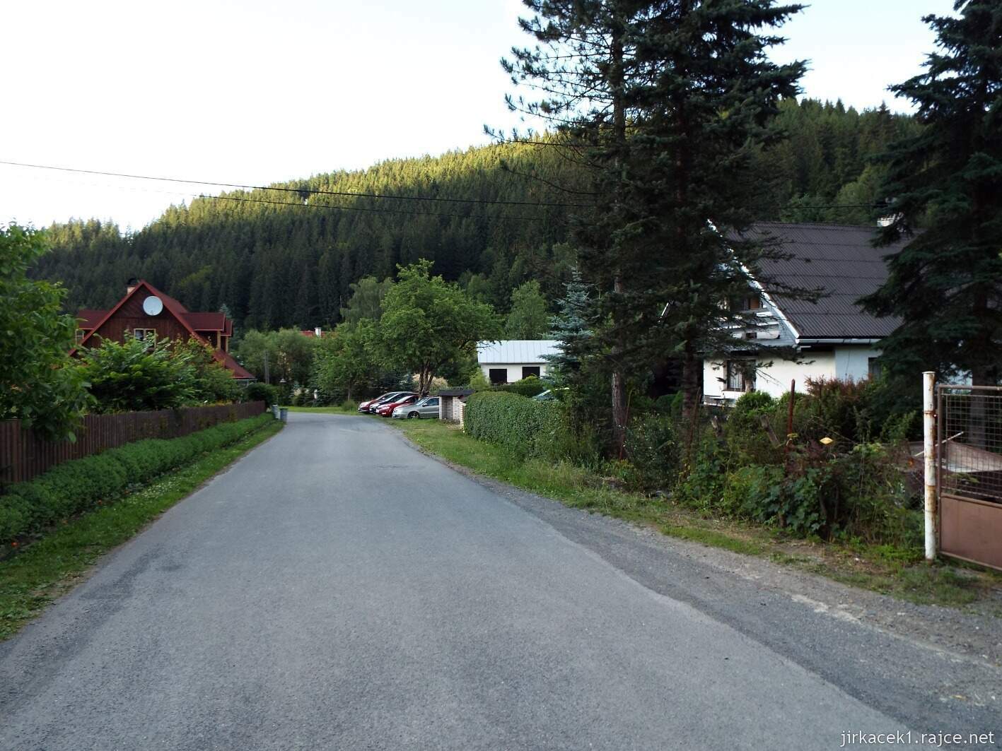 029 - cesta na Javorníček 04 - po žluté mezi domy v údolí Pluskovec