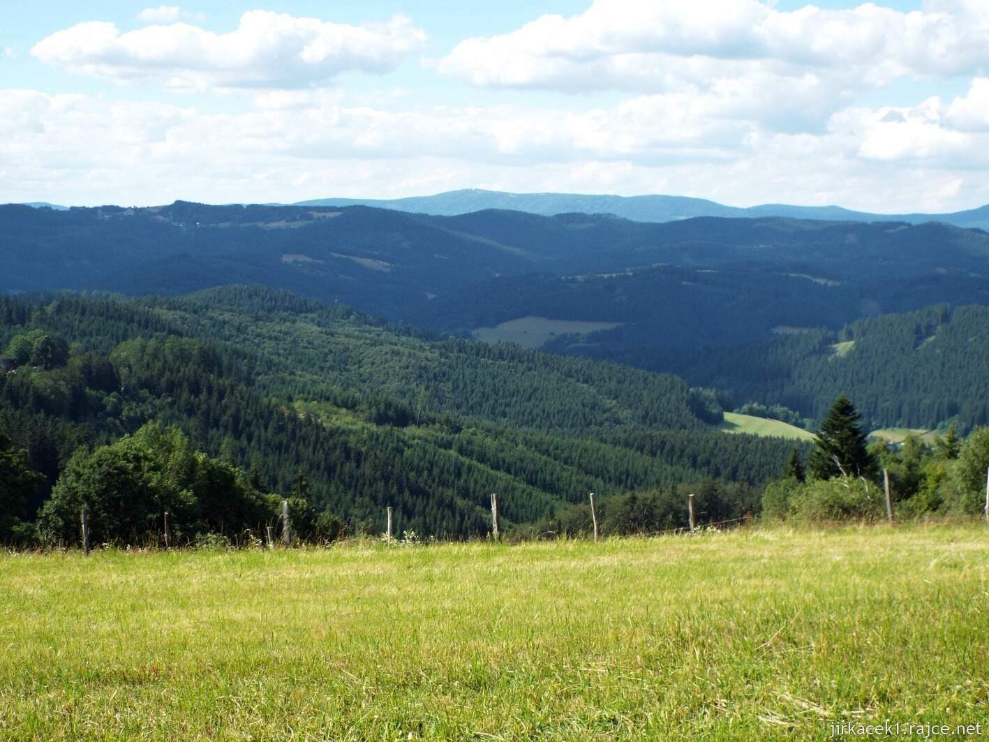 031 - cesta z Javorníčku ke kapličce Na Štrčkové 05 - výhled na Beskydy