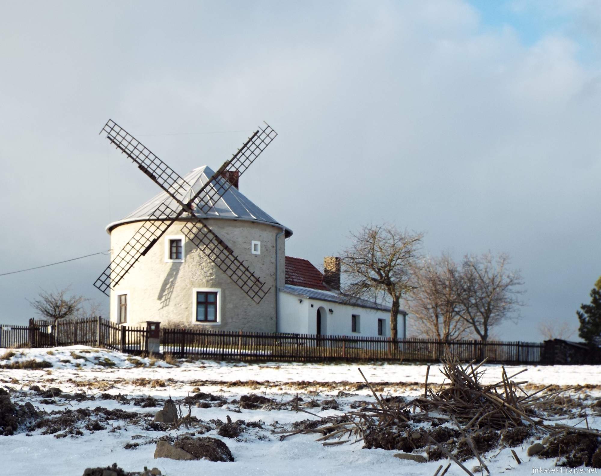 Jednov - větrný mlýn v zimě