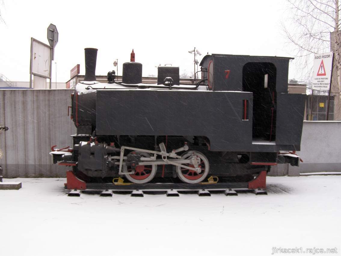 Muzeum Třineckých železáren 04 - parní lokomotiva na dvoře u muzea