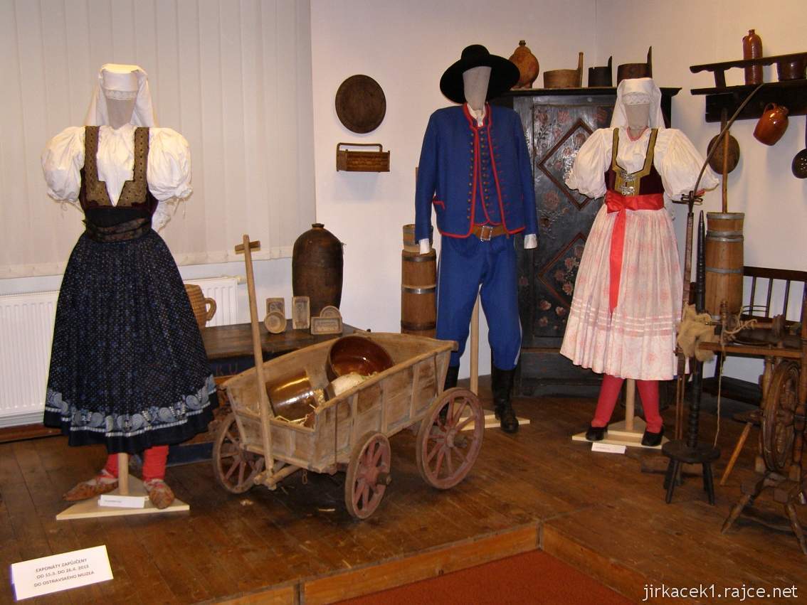 Muzeum Třineckých železáren 09 - expozice města Třince - kroje, malý vozík a bydlení 18 - 19. století