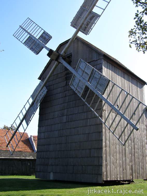 Partutovice - Maršálkův větrný mlýn - přední část mlýna