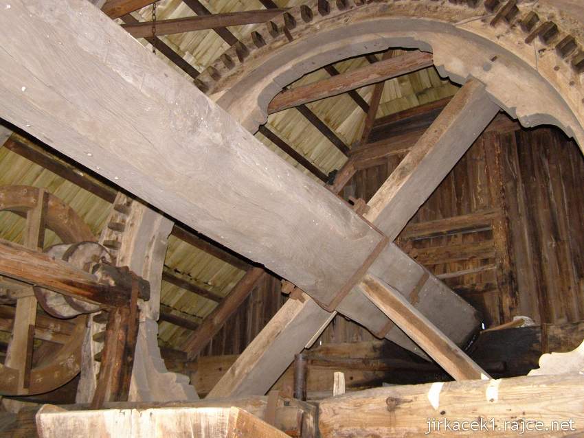 Partutovice - Maršálkův větrný mlýn - paleční kolo v druhém patře a hřídel