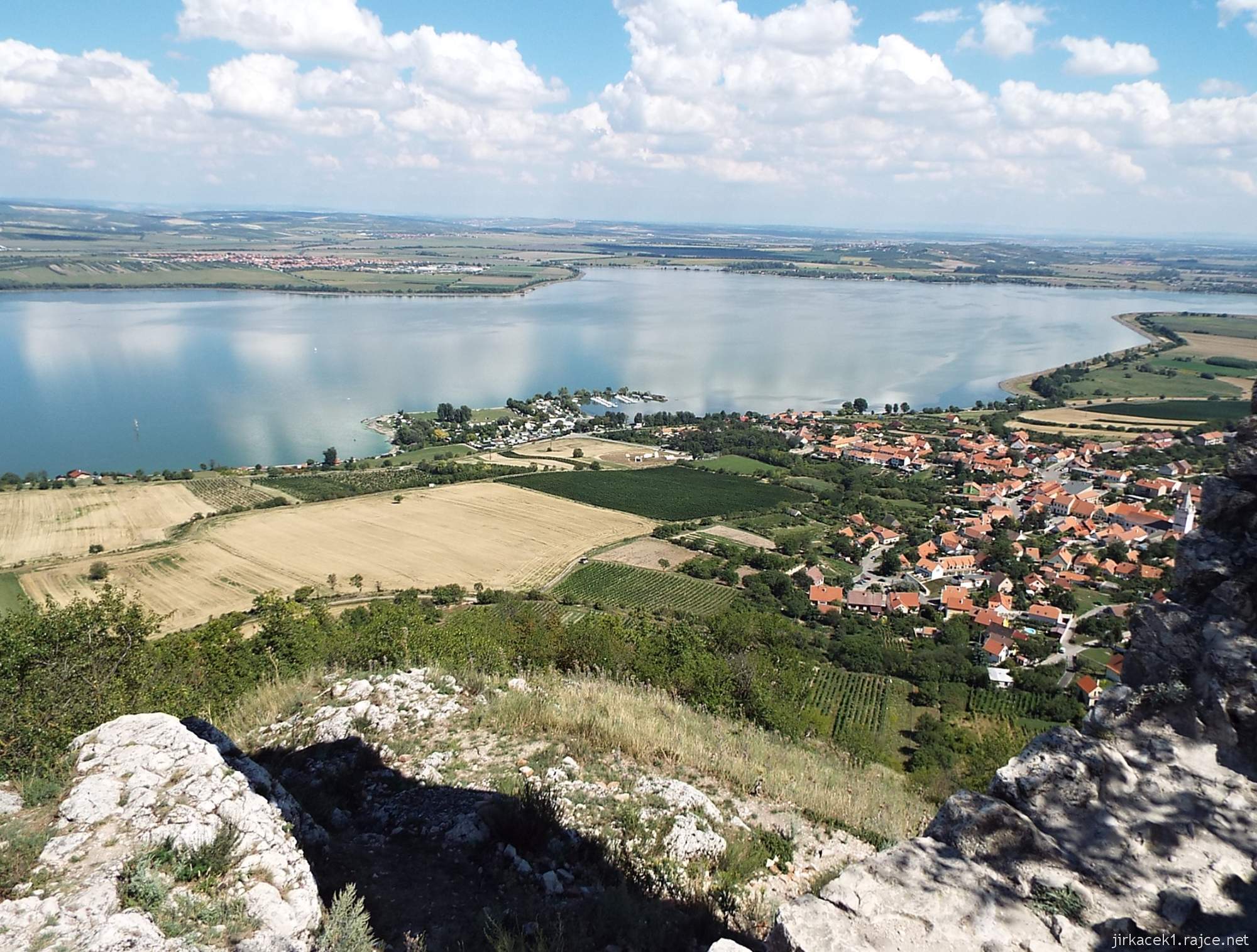 026 - Dívčí hrad 19 - vyhlídka na okraji skály na Pavlov a Novomlýnské nádrže