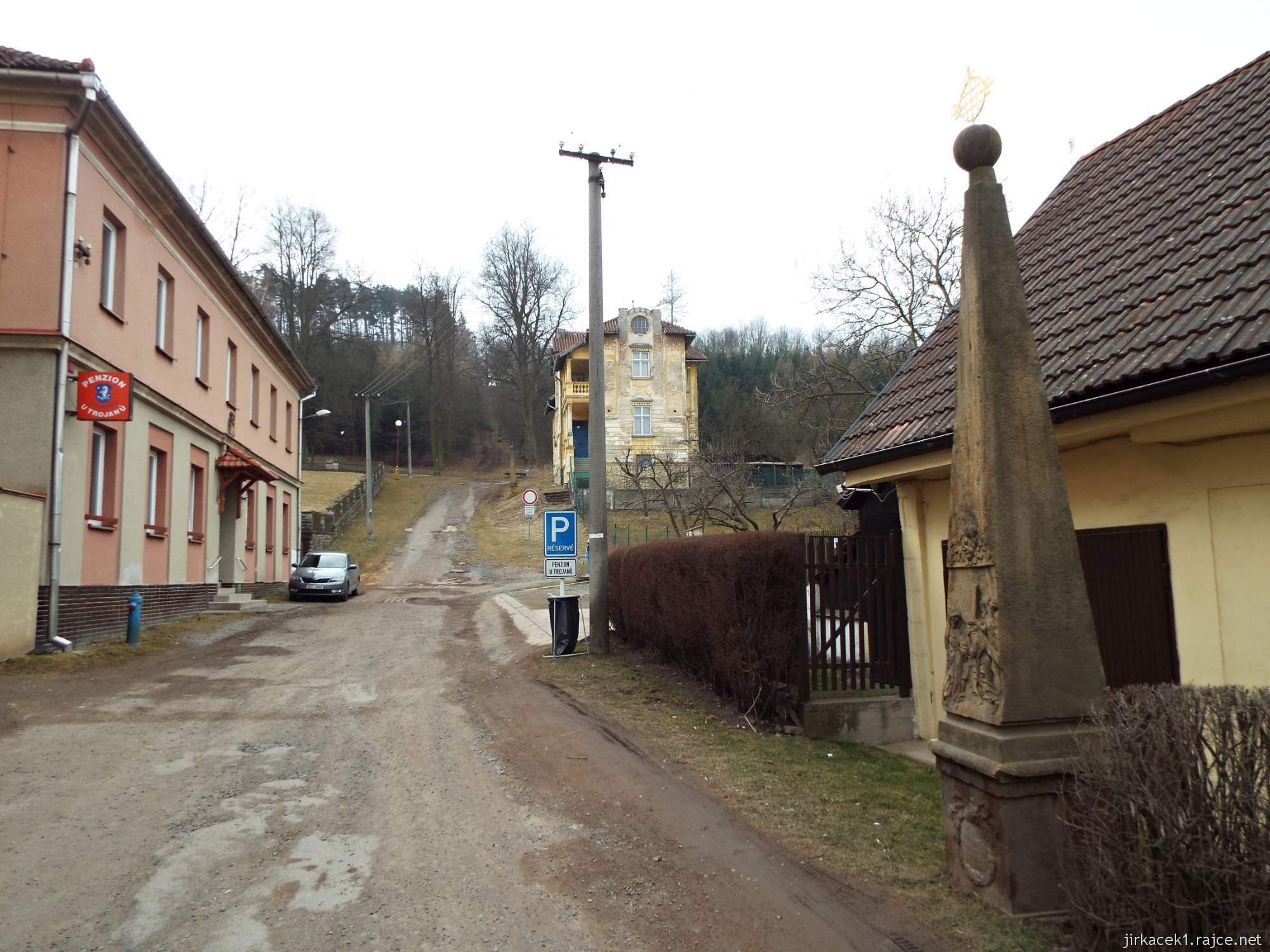 Jaroměřice u Jevíčka - cesta na Kalvárii - vpravo jedno ze zastavení křížové cesty a před námi prudké stoupání