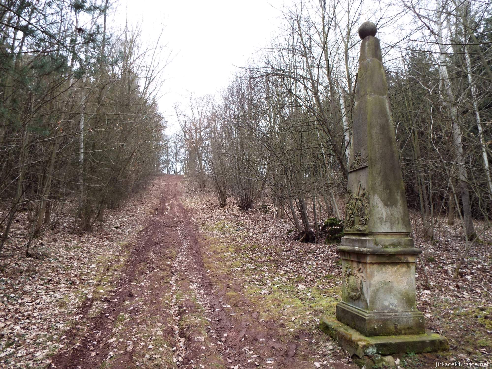 Jaroměřice u Jevíčka - cesta na Kalvárii - zastavení křížové cesty v prudkém stoupání