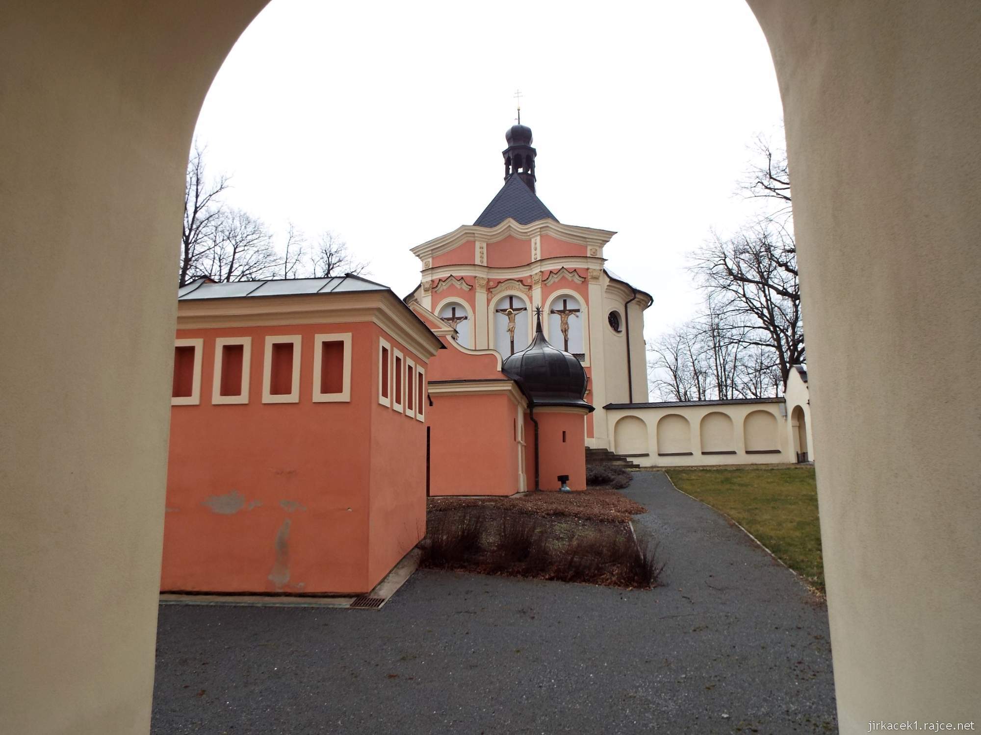 Jaroměřice u Jevíčka - Kalvárie - Kostel Povýšení sv. Kříže - kaple Panny Marie a za ní Betlémská kaple s hrobní Kristovou kaplí v patře