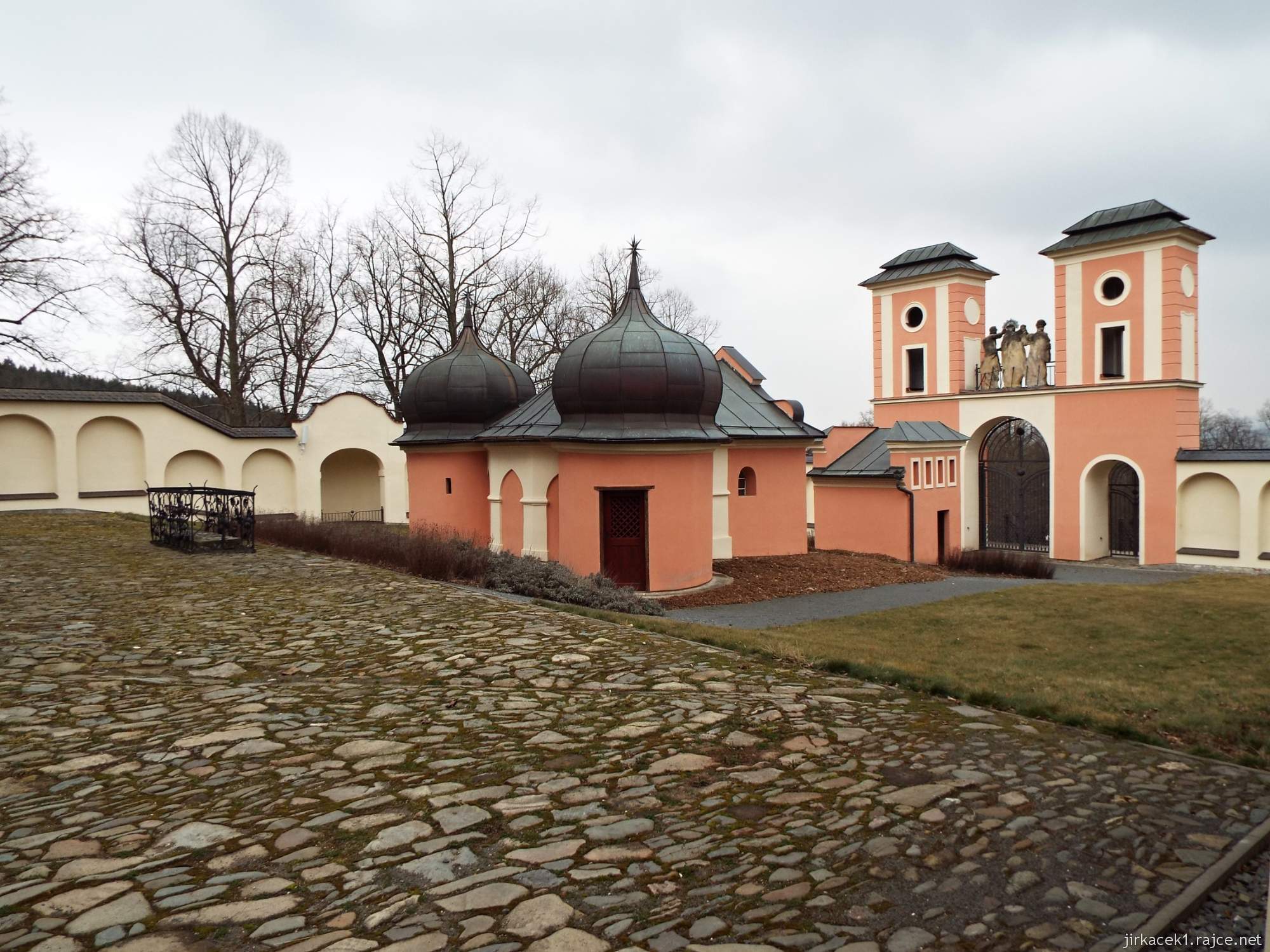 Jaroměřice u Jevíčka - Kalvárie - Kostel Povýšení sv. Kříže - kámen pomazání těla Kristova za kaplemi