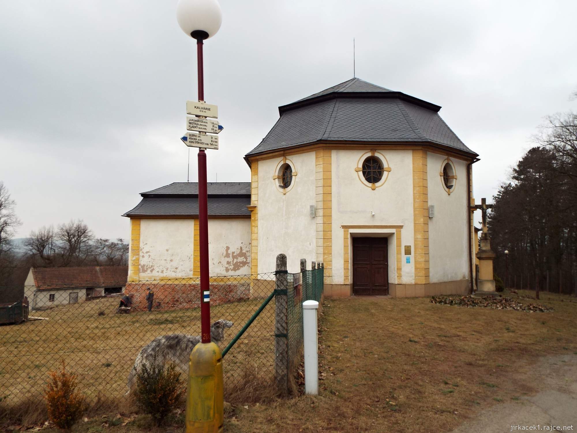 Jaroměřice u Jevíčka - Kalvárie - Loretánská kaple Panny Marie Ustavičné Pomoci a rozcestník