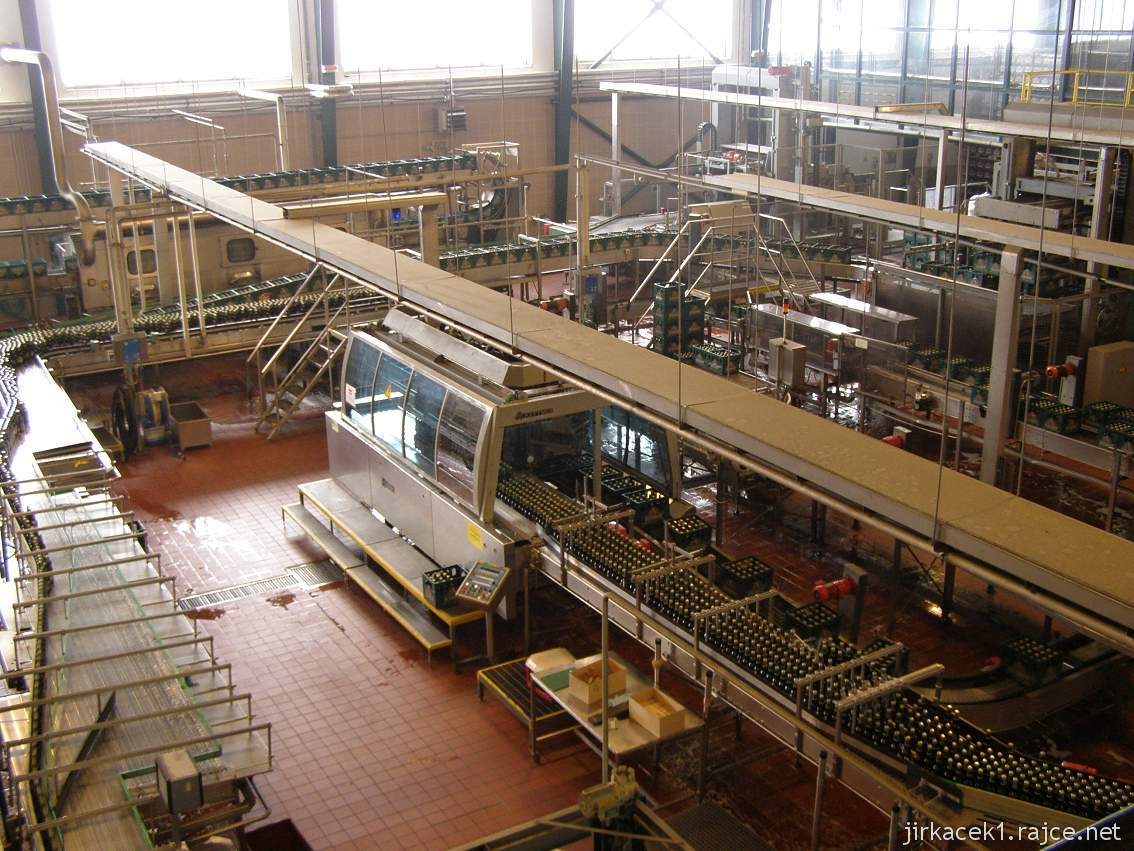 pivovar Radegast 13 - pásy s naplněnými lahvemi