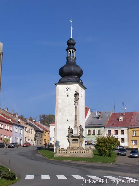 Potštát - Bočkovo náměstí - Hodinová věž a Morový sloup