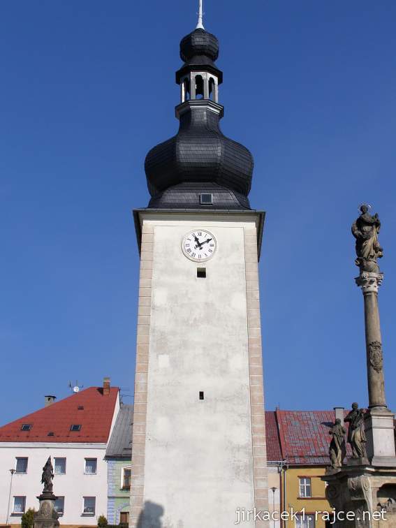 Potštát - Bočkovo náměstí - Hodinová věž a Morový sloup