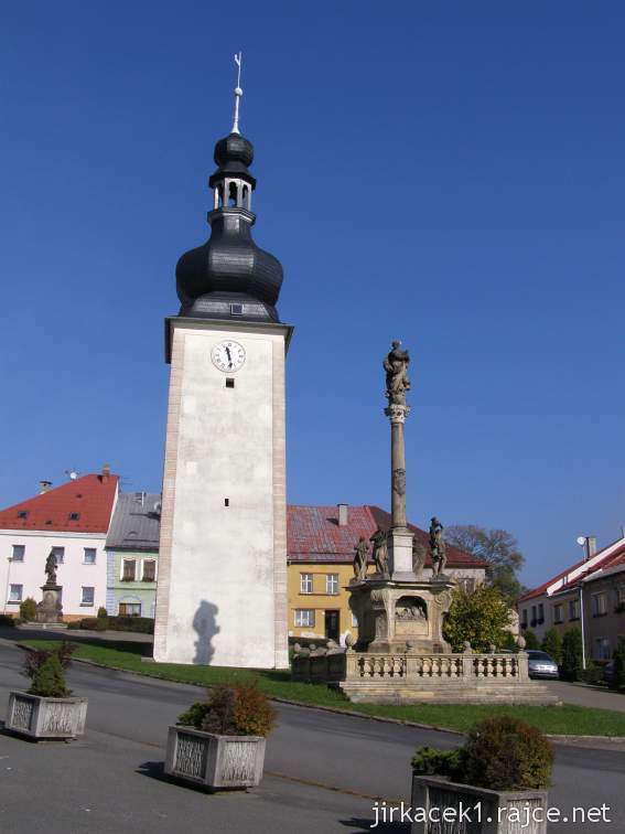 Potštát - Bočkovo náměstí - Hodinová věž a Morový sloup