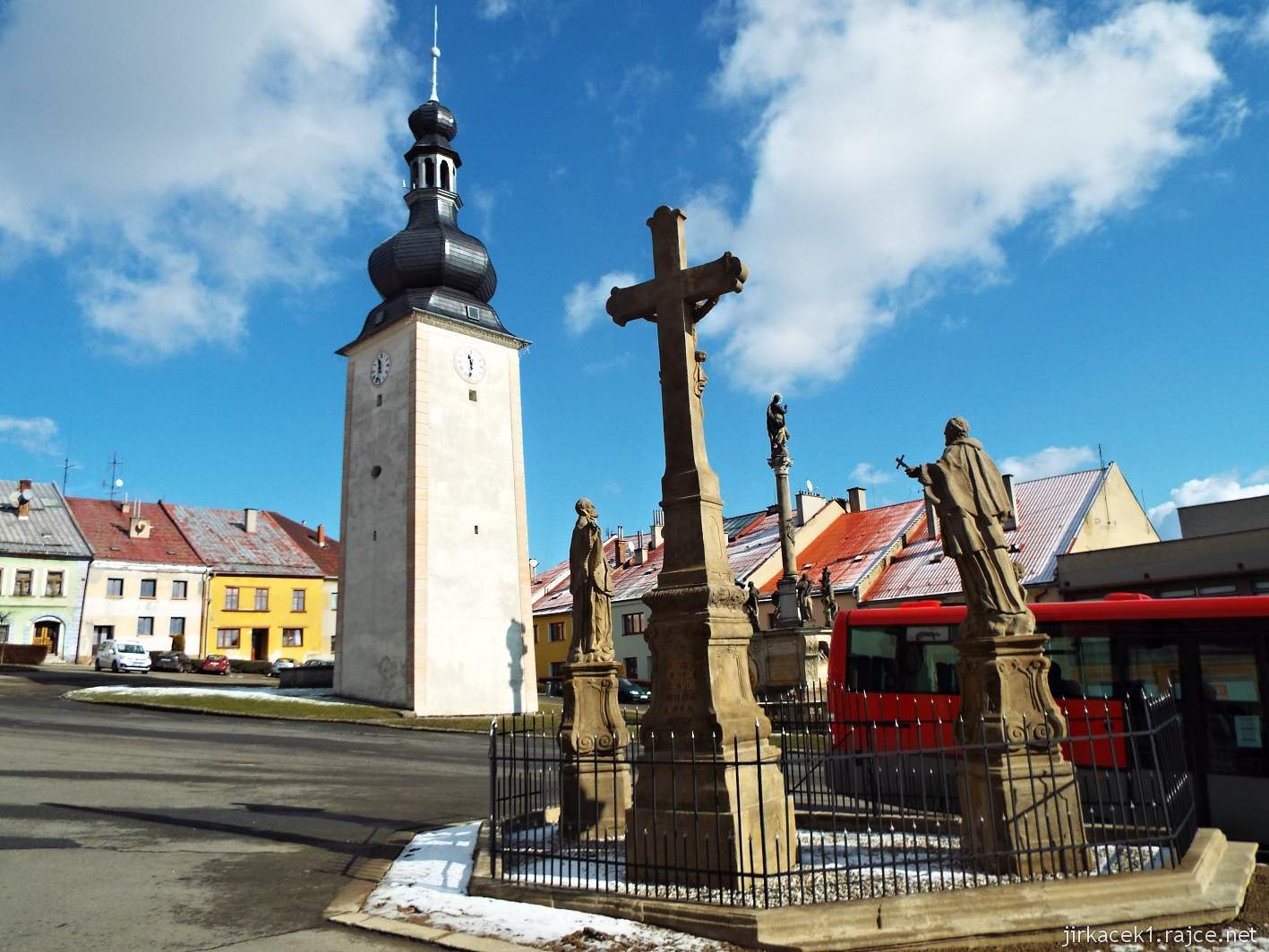 Potštát - Bočkovo náměstí 02 - sousoší Svaté Trojice, Hodinová věž a Morový sloup