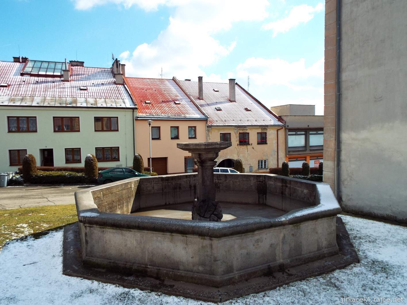 Potštát - Bočkovo náměstí 06 - kašna u Hodinové věže