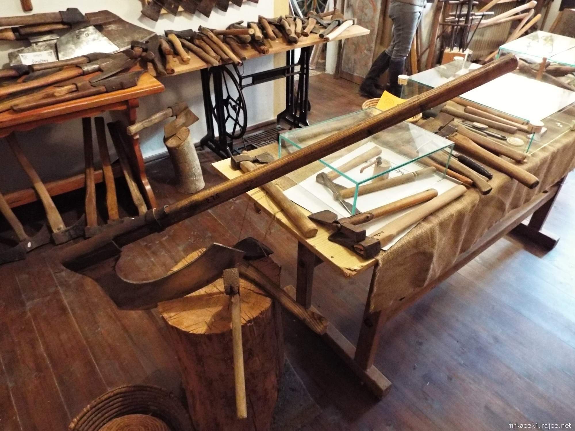 A - zámek Konice 27 - expozice sekerek v 2.místnosti - katova popravčí sekera