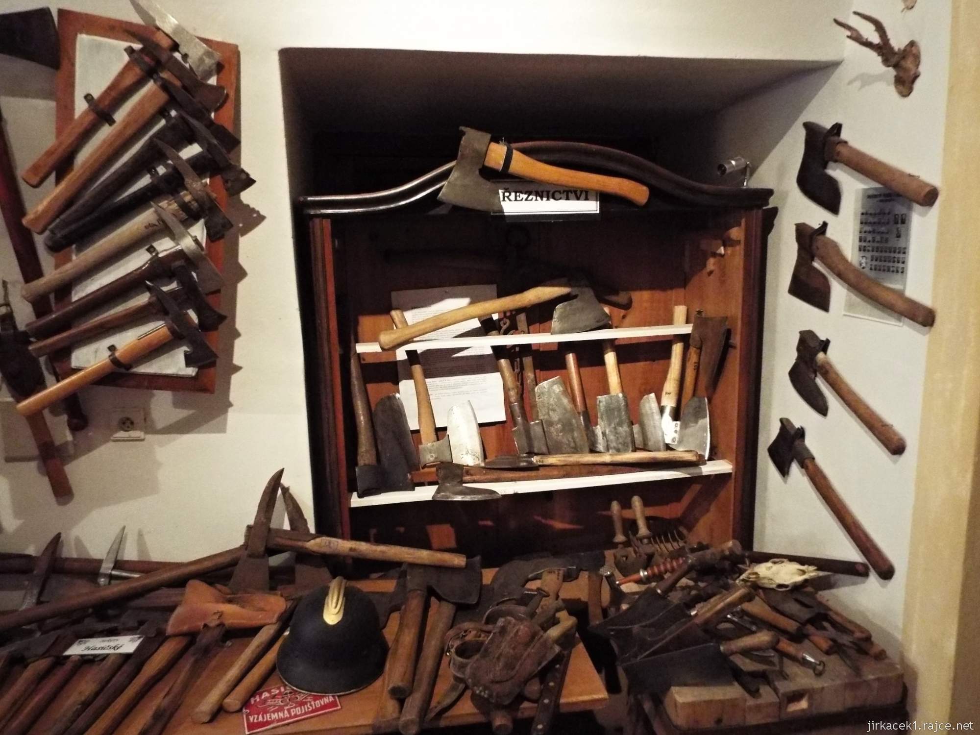 A - zámek Konice 29 - expozice sekerek v 2.místnosti