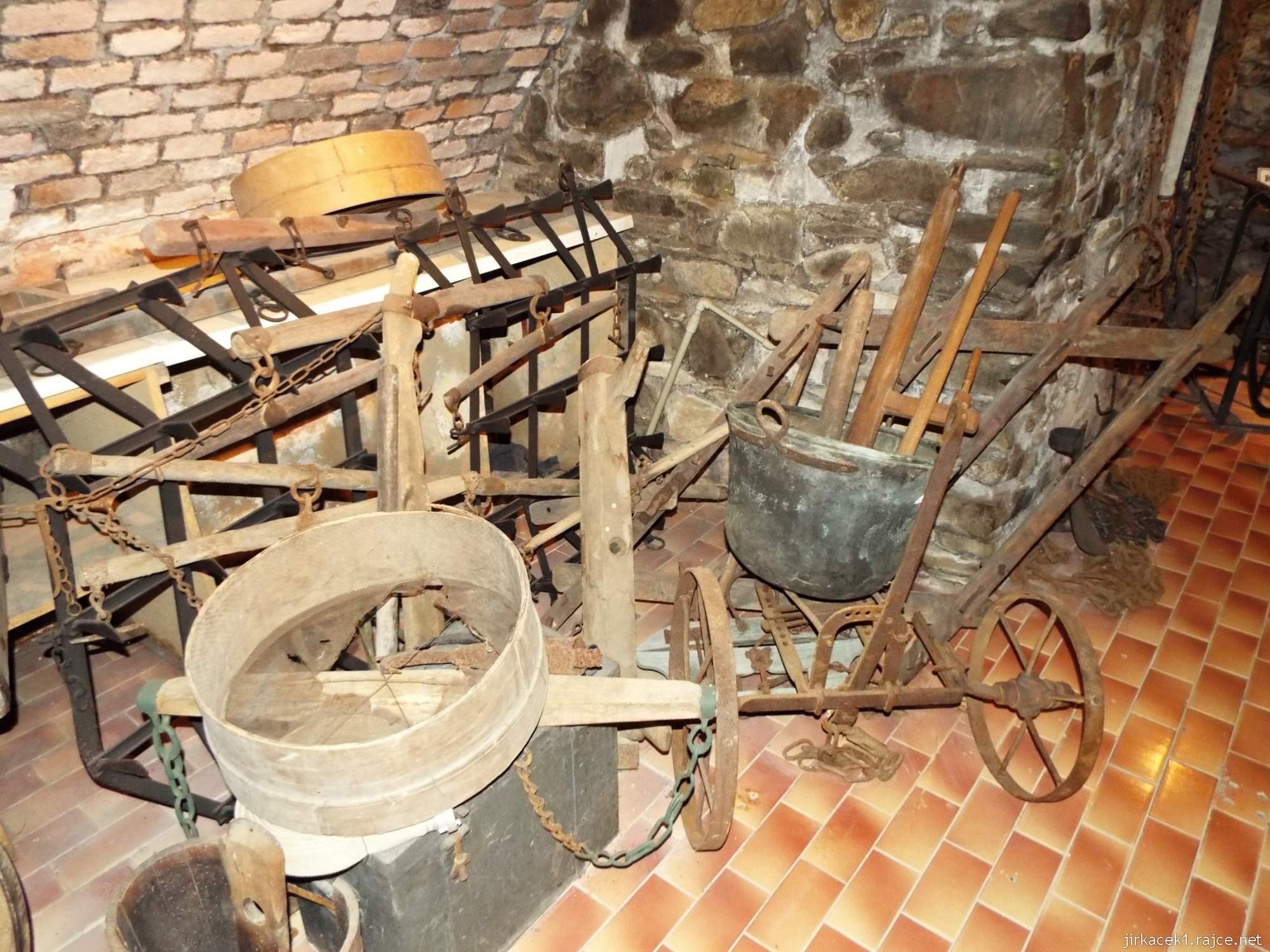 A - zámek Konice 42 - expozice zemědělství ve sklepení