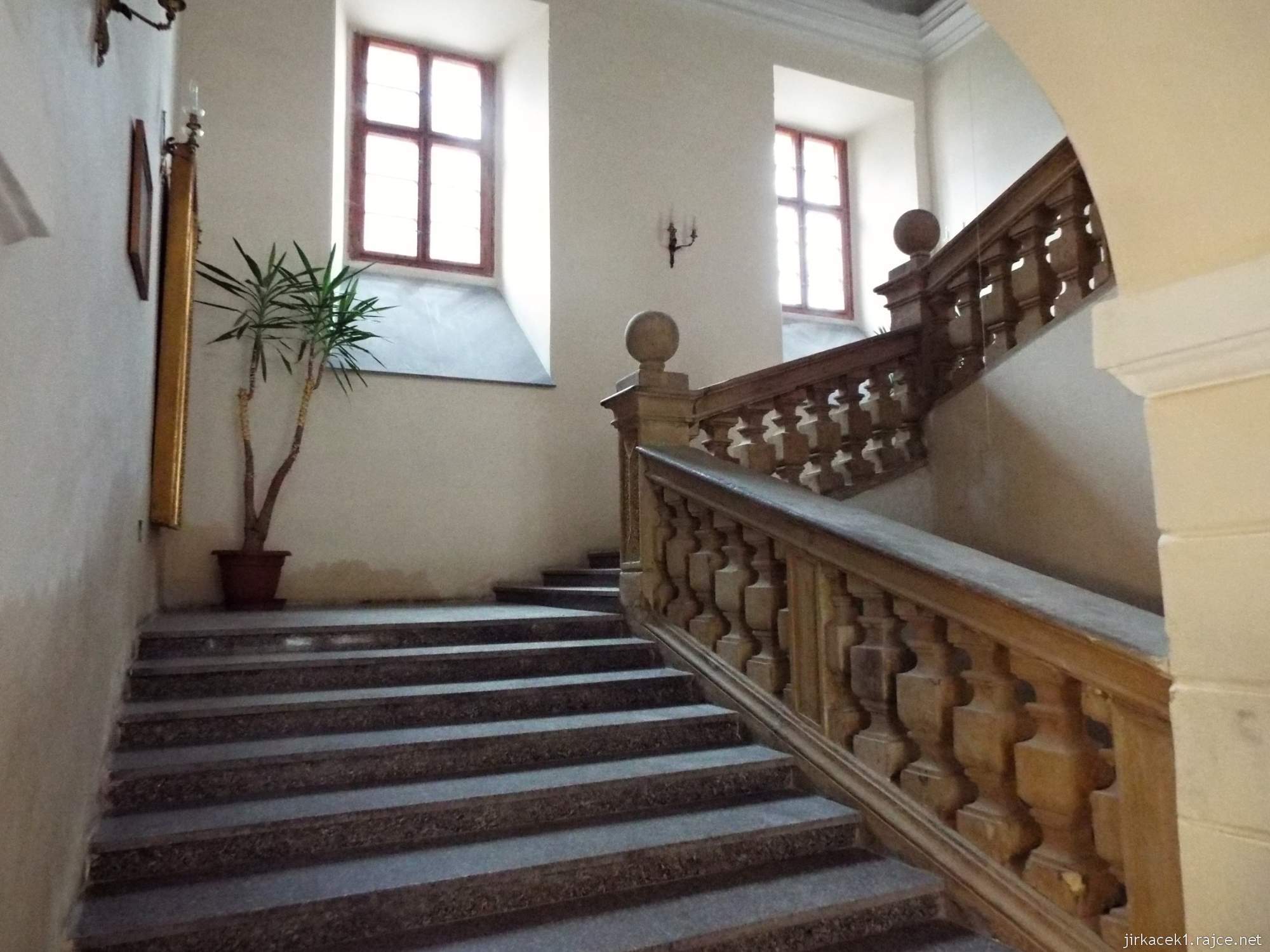 A - zámek Konice 53 - schodiště do 1.patra a Faucaltovo kyvadlo
