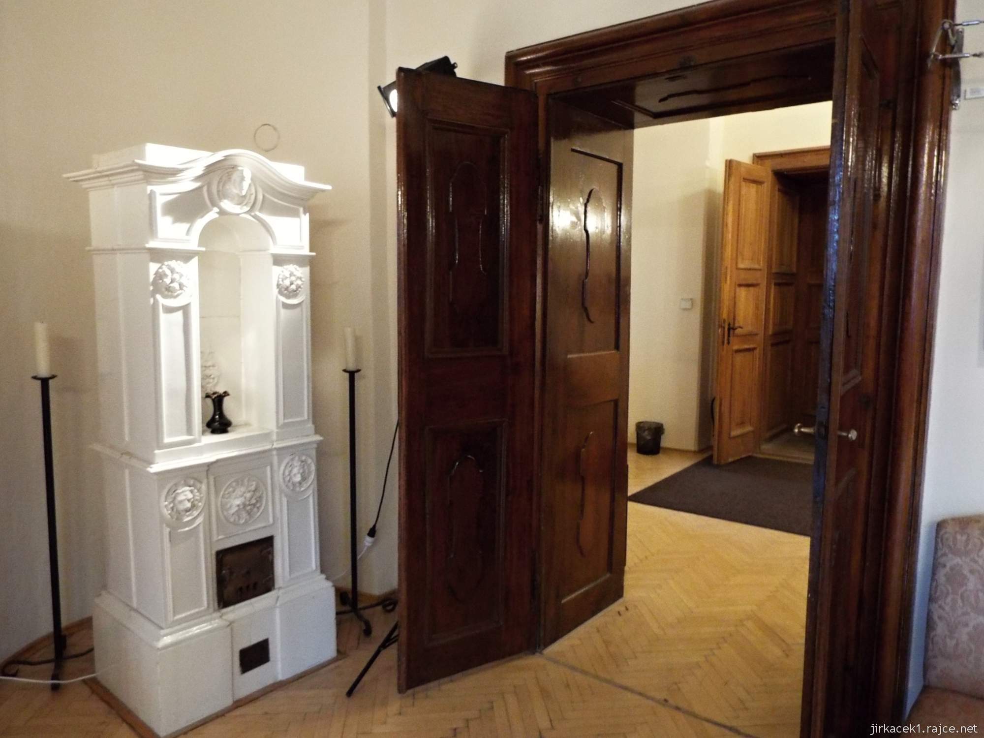 A - zámek Konice 67 - zámecká galerie - kachlová kamna z doby Přízů