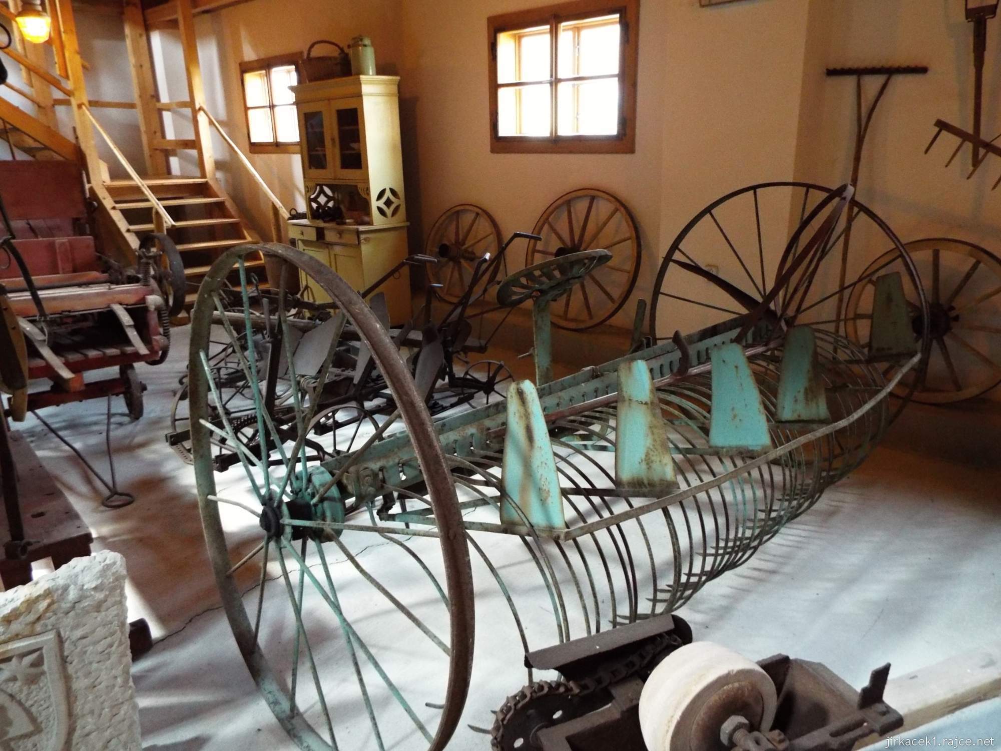 Muzeum Horní Smržov 28 - stodola přízemí - zemědělské stroje