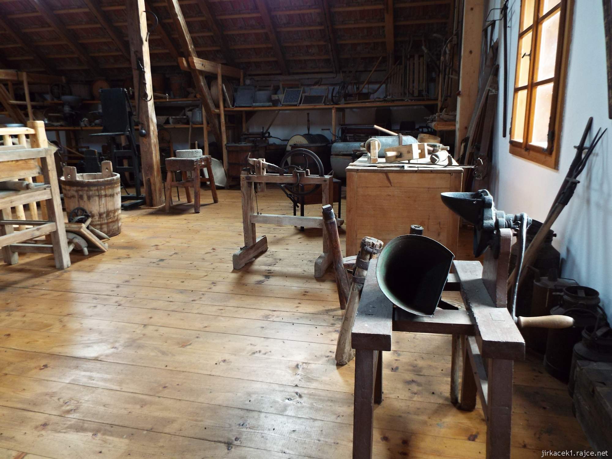 Muzeum Horní Smržov 36 - stodola patro - pracovní stoly