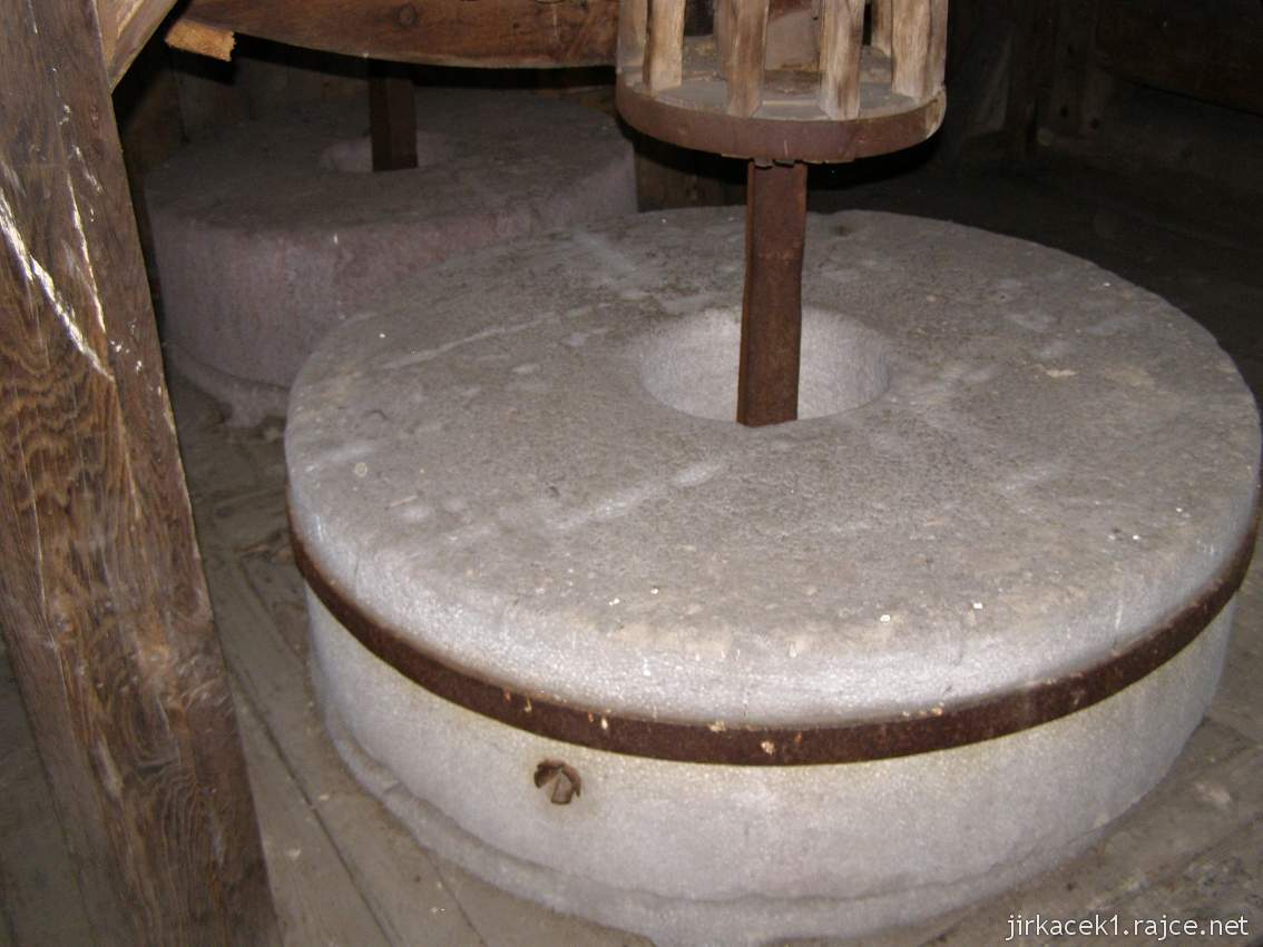 A - větrný mlýn Stará Ves u Bílovce 12 - interiér - mlecí kameny