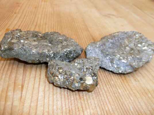 Pyrit (též železný pyrit, či kyz železný, chemicky disulfid železnatý)