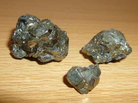 Pyrit (též železný pyrit, či kyz železný, chemicky disulfid železnatý)