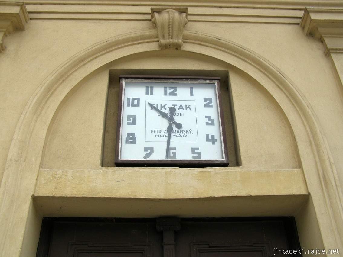 BRNO - kaple sv.Václava - hodiny nad vchodem