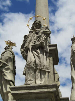 na soklu pod Pannou Marií je čtveřice světců sv.Václav, sv.Dominik, sv.Josef a sv. Jan Nepomucký