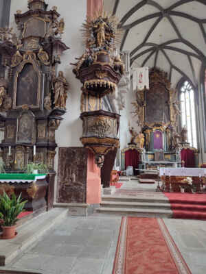 oltář kostela Nanebevzetí Panny Marie - Kostel z let 1290 – 1300, částečně přestavěn 1414 – 44. Roku 1494 dokončen nový presbytář a kolem roku 1515 vložena sklípková klenba dvoulodí, kruchta, jižní a severní předsíň. Následné opravy v letech 1676, 1889.