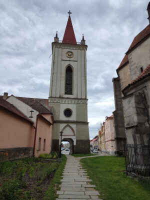 Původně barokní zvonice z roku 1723 stojí před kostelem Nanebevzetí Panny Marie. Její výška je 45,5 m. V roce 1834 při požáru města shořela a později byla obnovena v novogotické stylu.