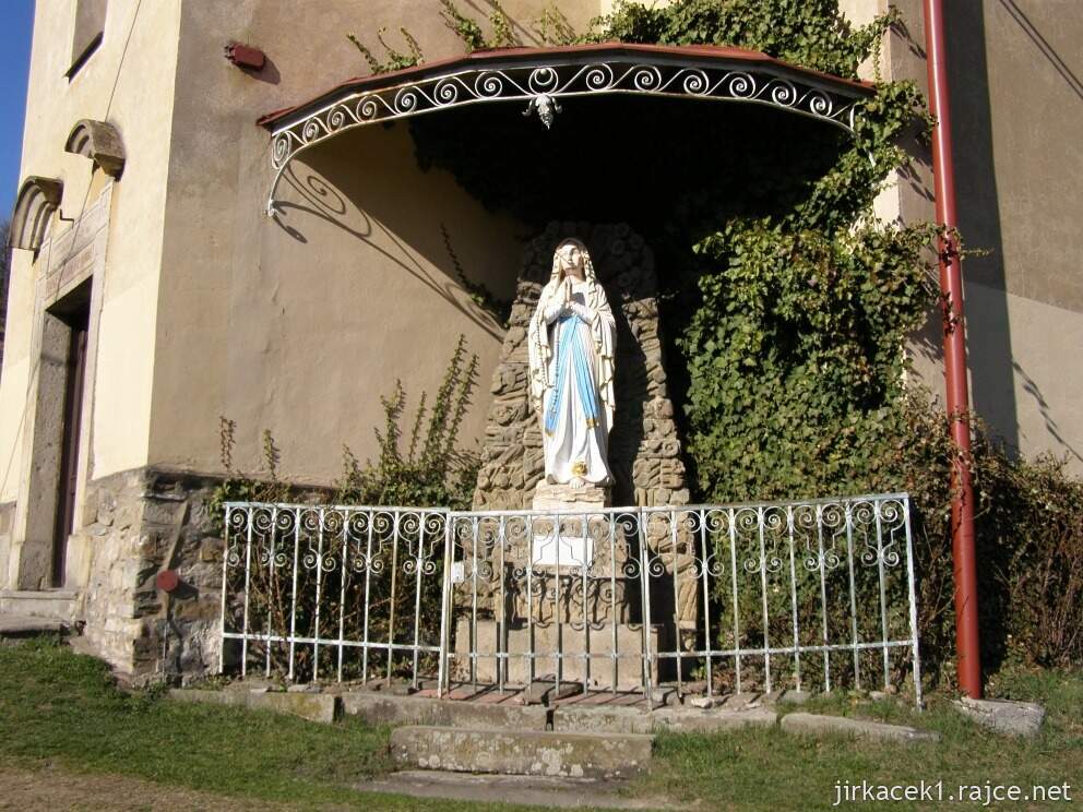 Rusava - kostel Povýšení sv. Kříže - socha Panny Marie Lurdské