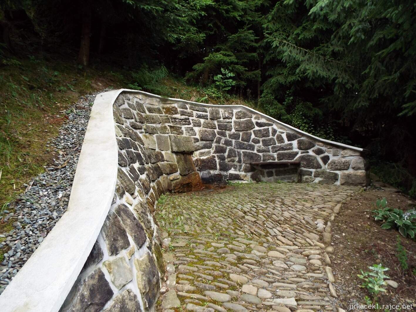 057 - Hovězí - studánka na Žlábku 02