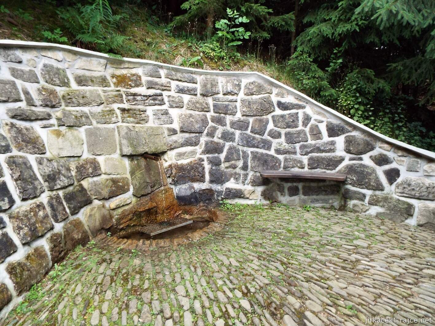 057 - Hovězí - studánka na Žlábku 03